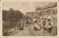 865083 Gezicht over het Vredenburg te Utrecht met rechts de huizen van de noordelijke gevelwand.